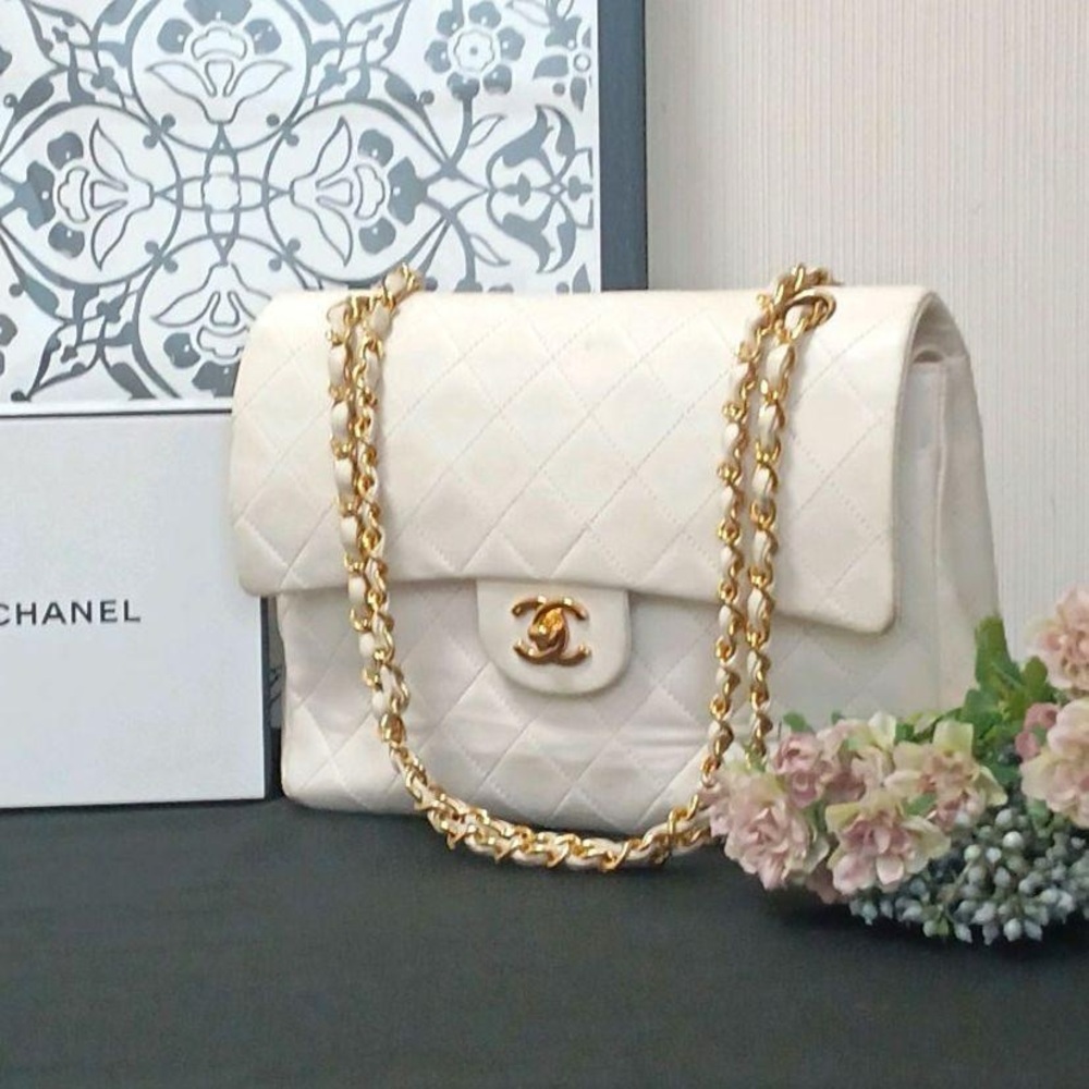 Vintage Chanel Classic 25 Matelasse Double Flap Leather White and Gold Hardware